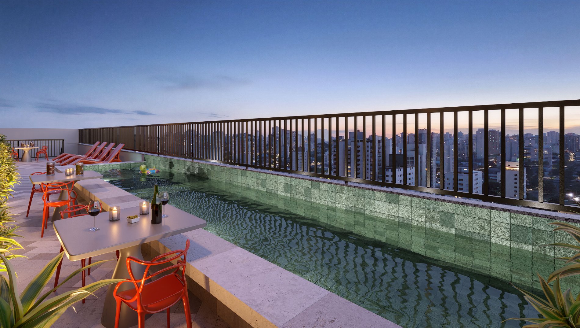 Piscina no rooftop ao anoitecer, com deck e skyline da cidade