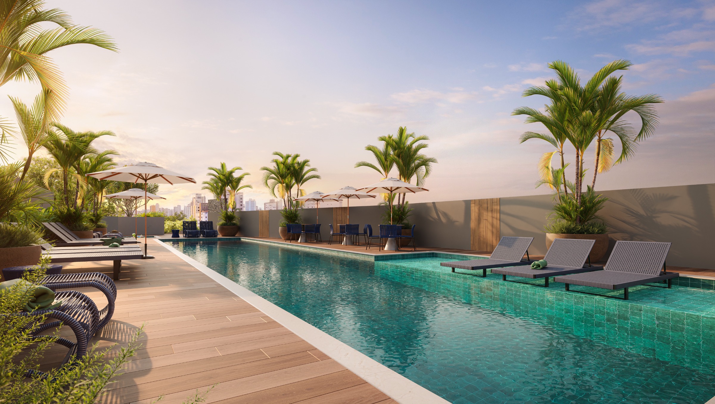 Piscina com deck e palmeiras