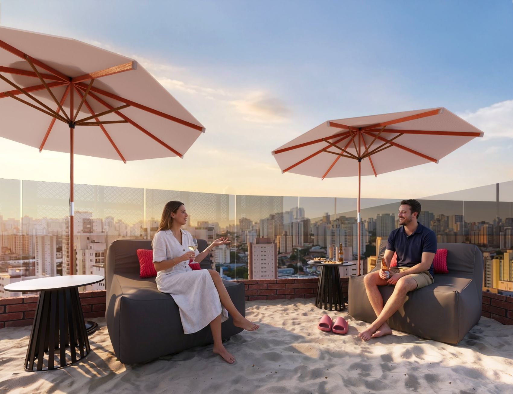 Beach lounge com areia, ombrelones e vista da cidade
