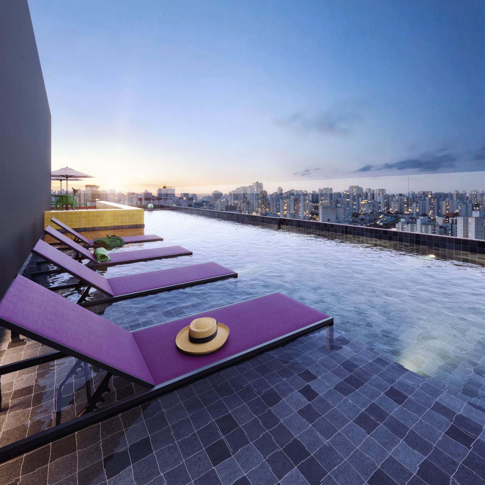 Piscina do rooftop com espreguiçadeiras ao anoitecer